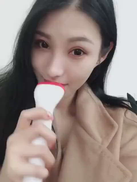 Youthful Lips Machine Vibrant Lips Technology Professional Lip Plumper Plump and Beautiful Lips Non-Invasive Lip Enhancement Natural Lip Enhancement Lip Rejuvenation Device Lip Plumping Device Lip Massage Device Lip Enhancing Technology